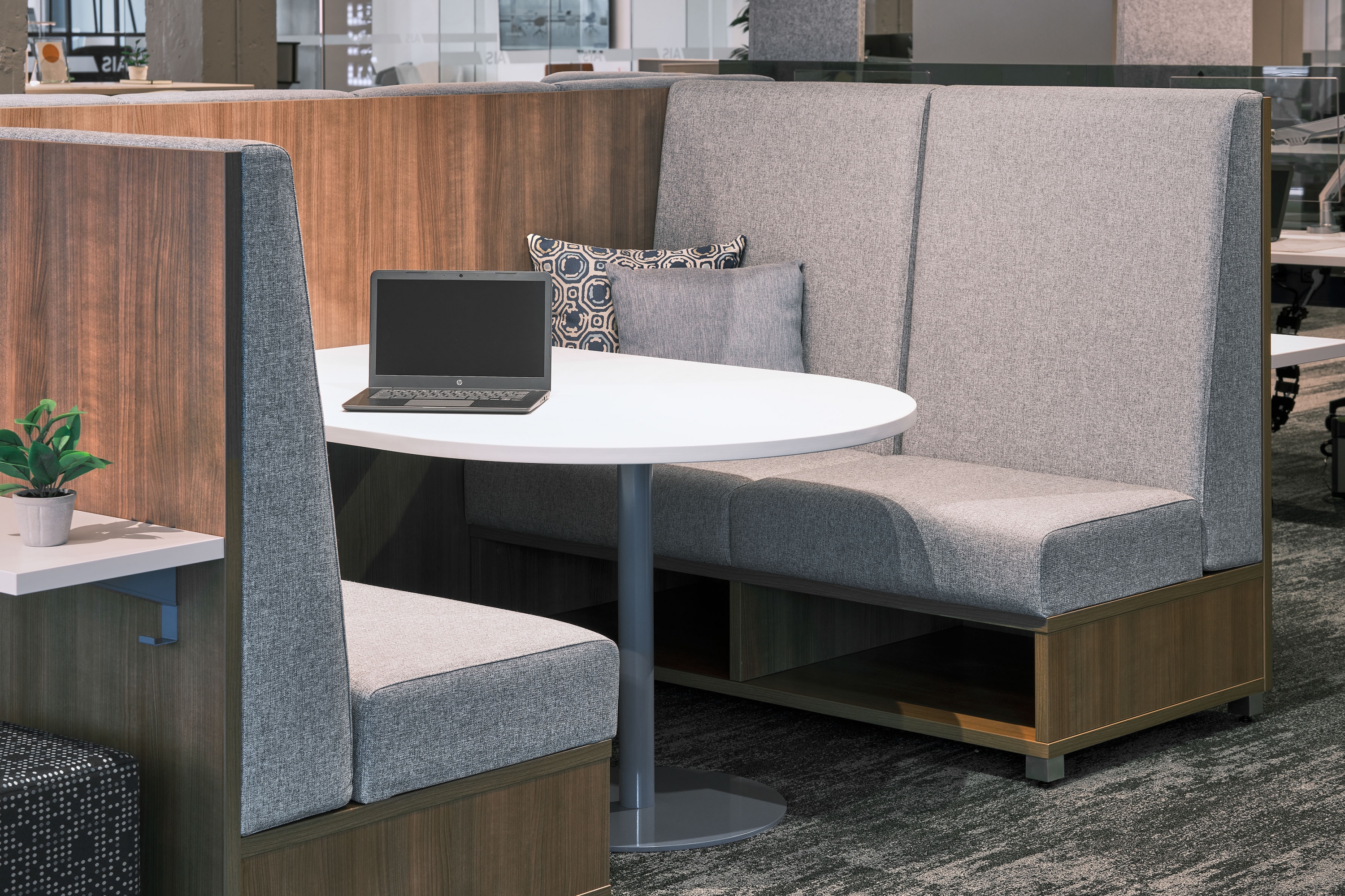 Panel-Systems-Unlimited-day-to-day-collaborative-table-with-lb-lounge_lg