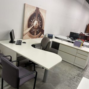 White corner office workstation with chairs